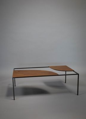 une photo d'une table basse avec un plateau en bois et des pieds en métal