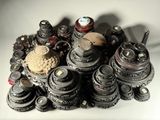 une pile d'anciens appareils photo empilés les uns sur les autres