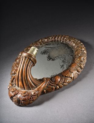 un miroir en forme de panier muni d'une poignée