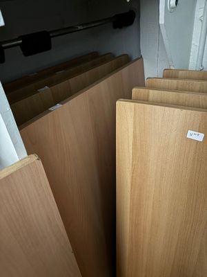 plusieurs pièces de bois sont empilées dans une pièce