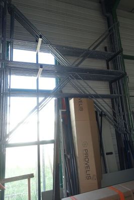 une pièce où il y a beaucoup de cartons par terre