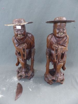 deux figurines représentant un homme et une femme portant un chapeau