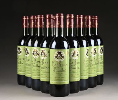 six bouteilles de vin rouge sont alignées