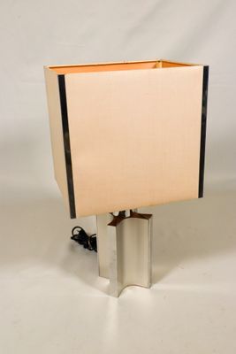 l'image d'une lampe posée sur une table