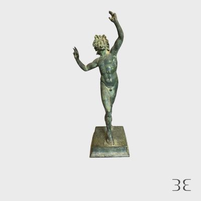 une image représentant une statue en bronze d'une femme tenant une balle
