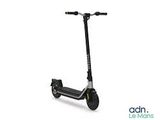 l'image d'un scooter posé sur une surface blanche