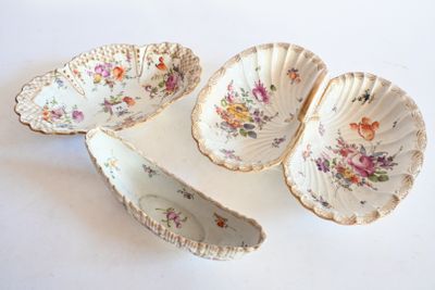 trois assiettes ornées de motifs floraux