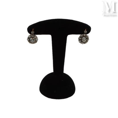 gros plan d'une paire de boucles d'oreilles sur un support