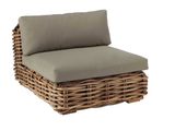 un gros plan d'une chaise en osier sur laquelle est posé un coussin