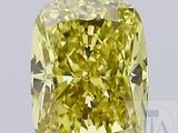 un diamant jaune raffiné, de taille carrée, au centre