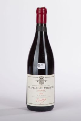 une bouteille de vin posée sur une table