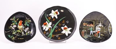 trois assiettes en noir et blanc ornées de fleurs et d'oiseaux