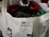 un sac rempli de décorations de Noël posé par terre