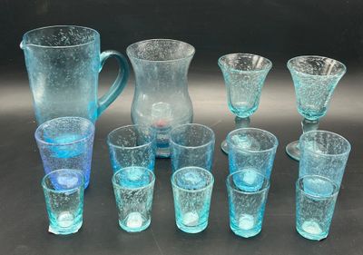 de nombreux verres et un pichet posés sur une table