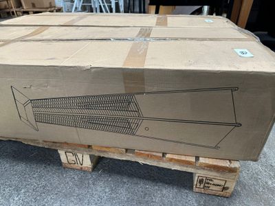 un carton posé sur une palette