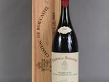 une bouteille de vin posée à côté d'une caisse en bois