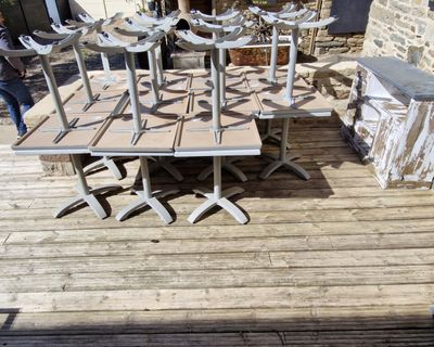 une table et des chaises sur une terrasse en bois à l'extérieur