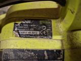 un gros plan d'une machine jaune sur le flanc de laquelle est collé un autocollant