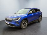 un SUV bleu garé dans un showroom, avec une horloge accrochée au mur