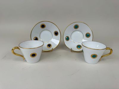 un ensemble de quatre tasses et soucoupes à bords dorés