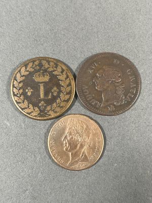 trois pièces différentes posées sur une table, l'une à côté de l'autre