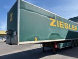 une semi-remorque verte arborant un logo Ziegler jaune sur le côté