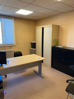 Lot de mobilier de bureau et d'informatique se trouvant dans le bureau
