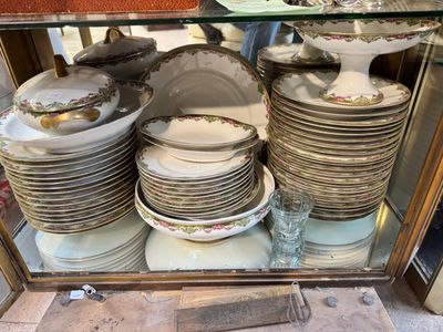 une vitrine contenant de nombreuses assiettes