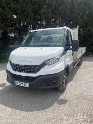 une camionnette blanche garée sur le parking