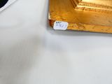 une photo d'une photo d'un chat assis sur une table