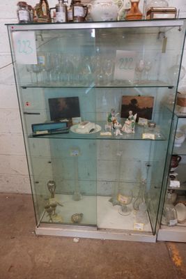 une vitrine en verre contenant de nombreux objets