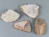 quatre morceaux de roche recouverts de peinture rouge et blanche