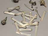 un grand nombre d'objets en argent posés sur une table