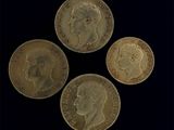 trois souverains d'or britanniques, un souverain et un souverain, sur fond noir
