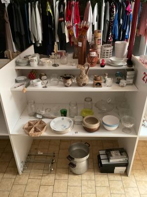 une armoire blanche sur laquelle sont posés de nombreux plats et bols