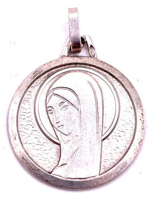 un gros plan d'une médaille d'argent sur laquelle figure le visage d'une femme