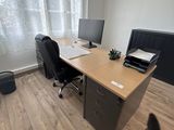 un bureau équipé d'un ordinateur et d'une imprimante