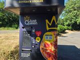 un distributeur automatique de pizzas au bord de la route