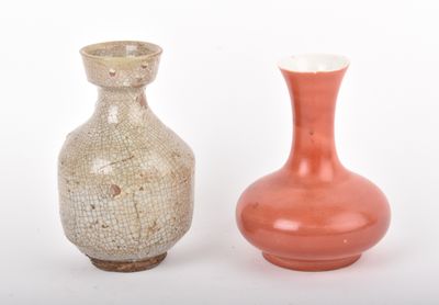 deux vases posés l'un à côté de l'autre sur une surface blanche