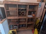 une étagère en bois sur laquelle sont posés tout un tas d'objets
