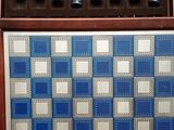 un échiquier bleu et blanc sur lequel sont disposées des pièces d'échecs