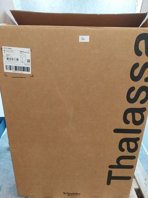 une boîte en carton posée sur une table