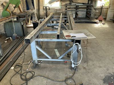 un établi dans un atelier rempli d'outils