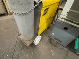 une poubelle attachée à un poteau par une chaîne