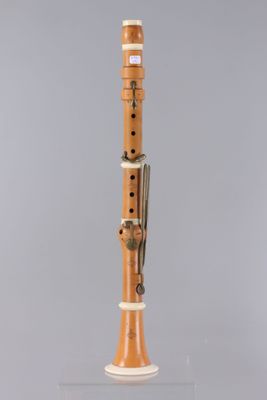 un gros plan d'un instrument de musique posé sur un support, sur une surface grise
