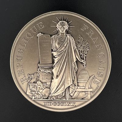 une pièce d'argent sur laquelle figure la statue de la Liberté