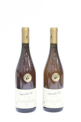 deux bouteilles de vin posées l'une à côté de l'autre sur une surface blanche