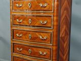 une commode ancienne en bois ornée d'un motif en chevrons
