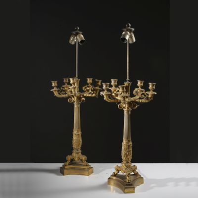 une paire de chandeliers anciens en laiton ornés d'oiseaux