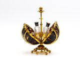 un porte-flacon de parfum en or et écaille de tortue, posé sur un socle